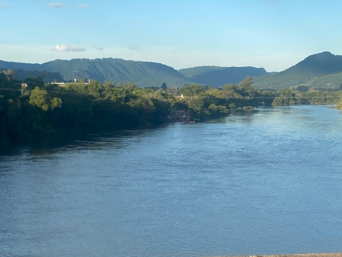 tecnica-em-quimica-de-21-anos-desaparece-apos-cair-no-rio-jacui-durante-coleta-de-amostras-de-agua-no-rs