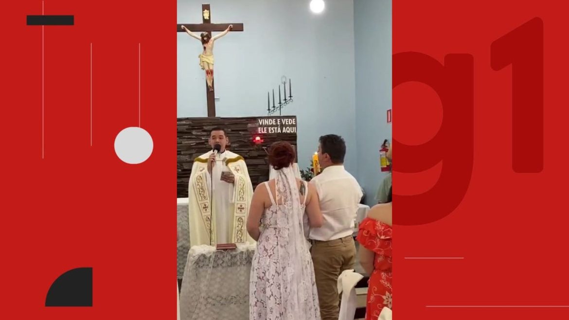 video:-padre-surpreende-noivos-e-canta-musica-de-jose-mendes-durante-casamento-no-rs
