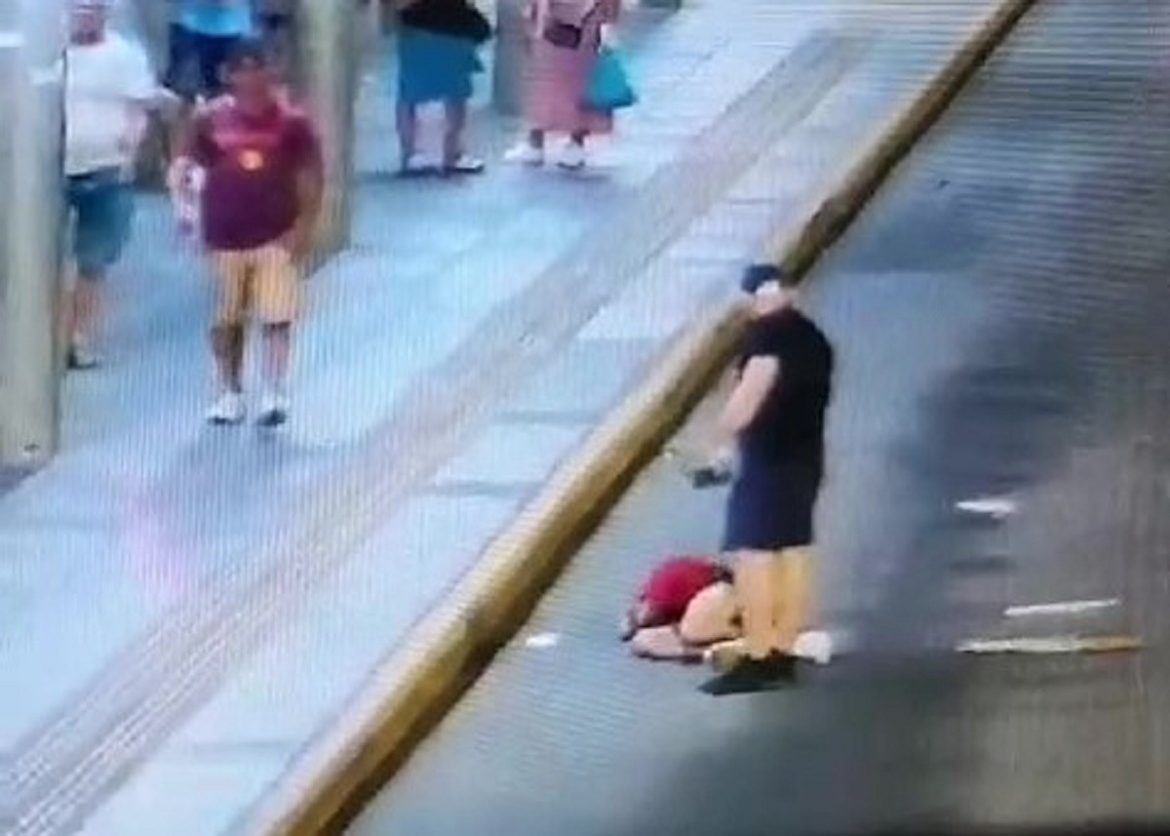 video:-homem-e-hospitalizado-em-estado-grave-apos-ser-agredido-em-novo-hamburgo,-diz-policia