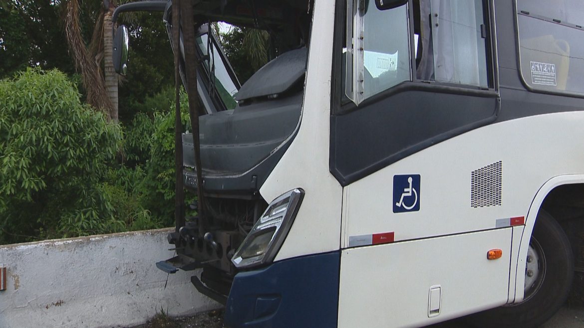 passageiro-e-arremessado-de-onibus-apos-acidente-na-br-116,-em-caxias-do-sul