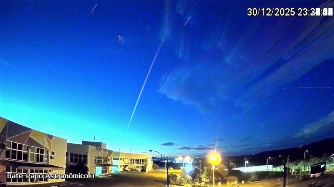 video:-foguete-chines-e-registrado-por-observatorio-espacial-do-rs-cruzando-o-ceu-sobre-o-brasil