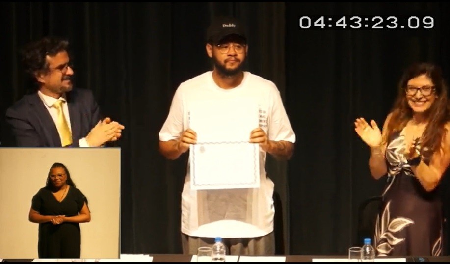doutor-emicida:-o-que-e-o-titulo-de-‘doutor-honoris-causa’-concedido-pela-ufrgs-ao-rapper