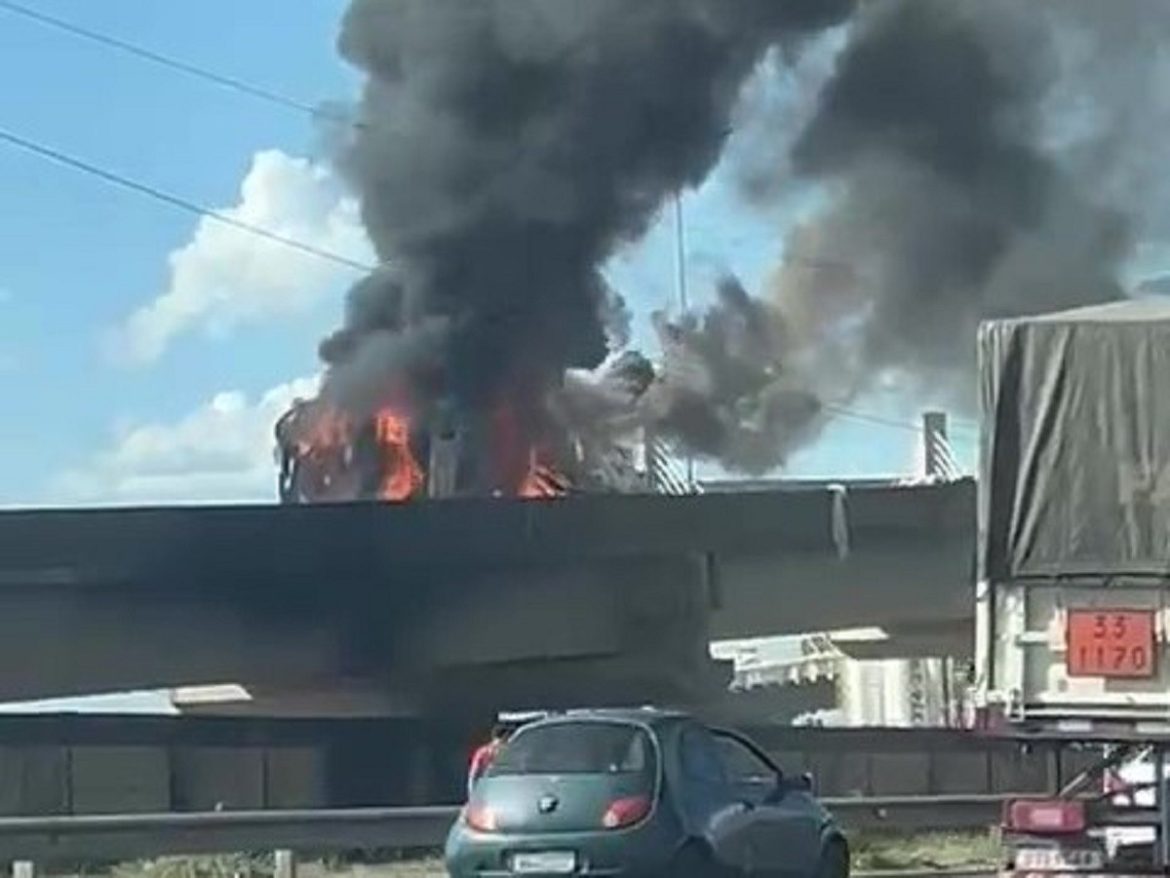 motorista-morre-apos-caminhao-com-carga-de-racao-explodir-e-pegar-fogo-na-br-448,-na-entrada-de-porto-alegre