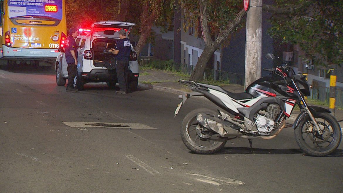 motocicleta-vai-parar-embaixo-de-onibus-e-homem-morre-em-acidente-em-porto-alegre