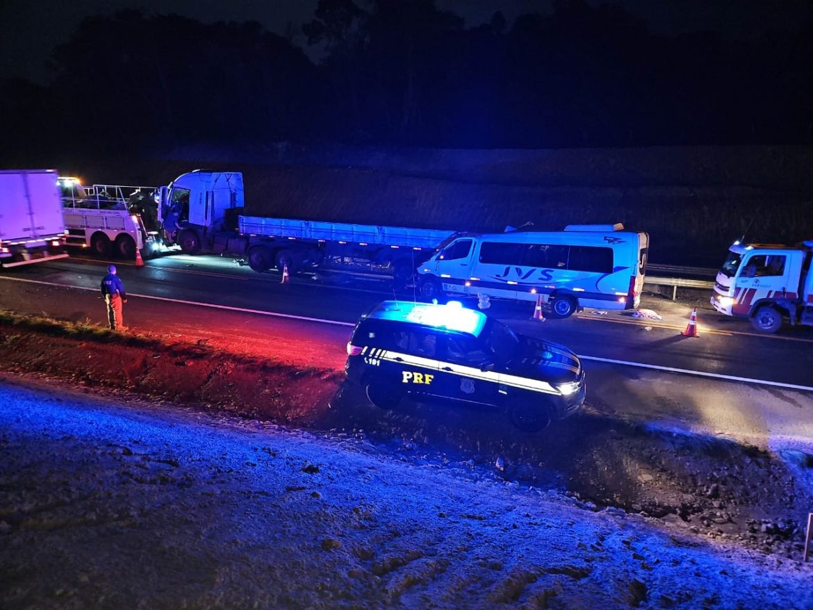 acidente-com-van-de-estudantes-que-retornavam-de-excursao-deixa-um-morto-e-14-feridos-no-rs