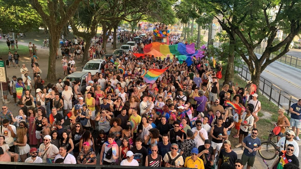 com-corrida-de-drag-queens-em-pedalinhos,-parada-livre-de-porto-alegre-ocupa-parque-da-redencao