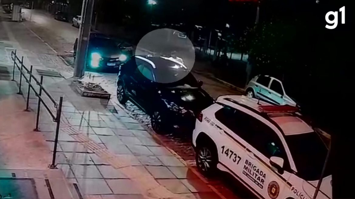 video:-homem-e-preso-apos-quebrar-carro-da-ex-namorada-em-frente-a-delegacia-da-mulher-em-porto-alegre