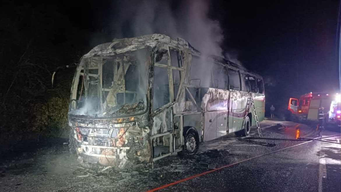 onibus-com-adolescentes-de-equipe-de-volei-pega-fogo-em-estrada-no-rs;-5-precisaram-de-atendimento