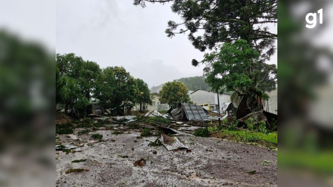 temporal-causa-estragos-em-farroupilha,-na-serra-do-rs;-cerca-de-15-casas-foram-destelhadas