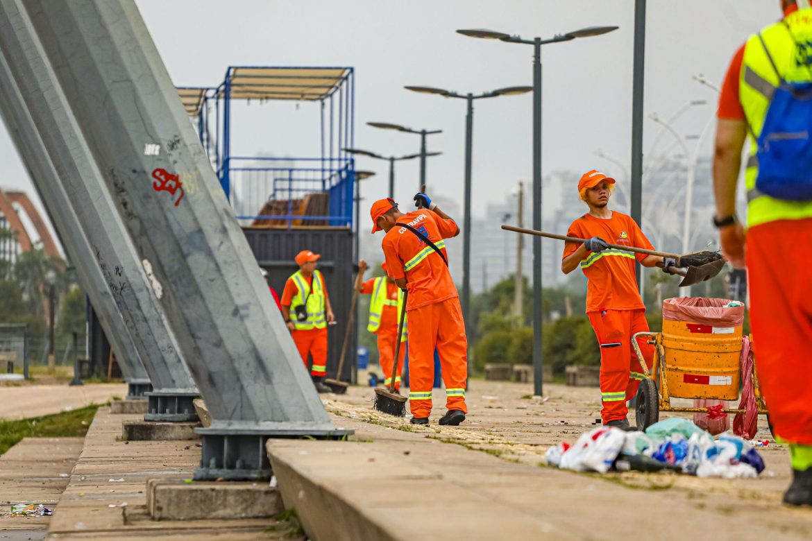 cinco-toneladas-de-lixo-sao-recolhidas-na-orla-do-guaiba-apos-festa-da-virada-em-porto-alegre