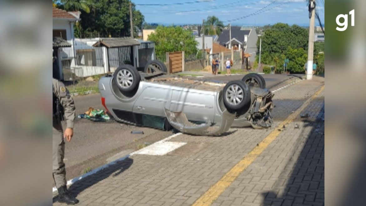 mae-e-filha-ficam-feridas-apos-carro-cair-de-4-metros-de-altura-em-estacionamento-de-farmacia-no-rs