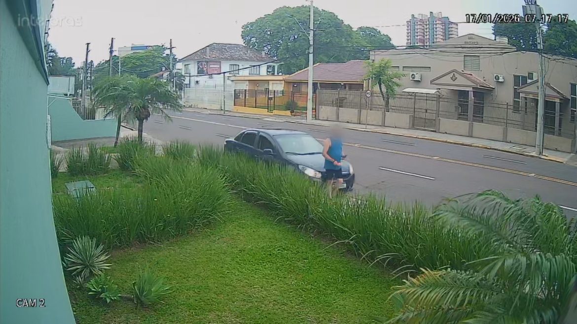 video:-motorista-sem-cnh-invade-calcada-e-atropela-homem-que-passeava-com-cachorro-no-rs