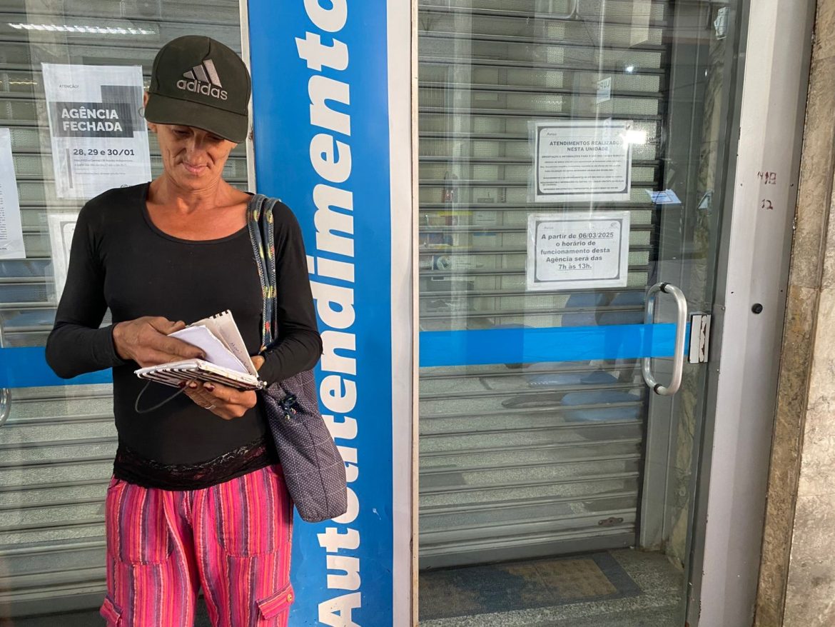 aposentados-passam-noite-em-frente-a-agencia-do-inss-e-dormem-em-calcada-por-atendimento-no-rs