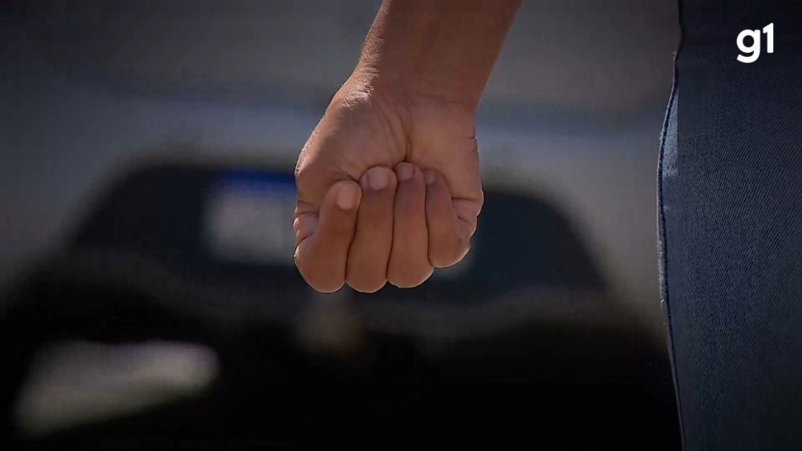 vitima-e-resgatada-pela-policia-apos-pedir-ajuda-com-sinal-de-socorro-para-mulheres-no-rs