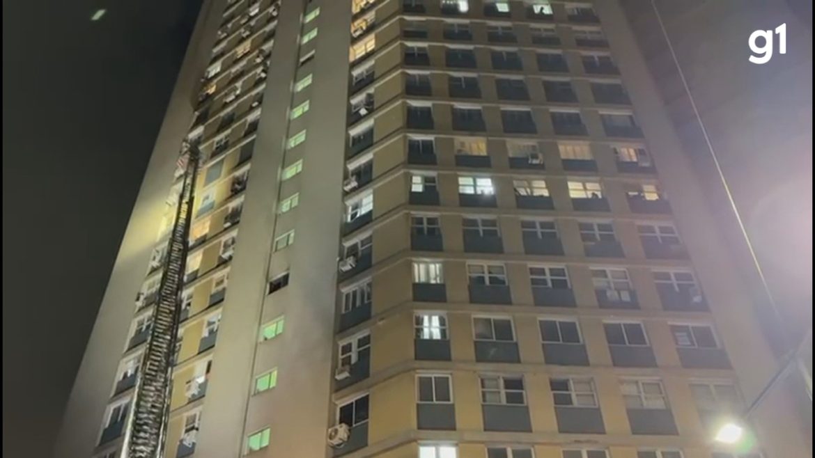 incendio-atinge-predio-de-22-andares-no-centro-historico-de-porto-alegre
