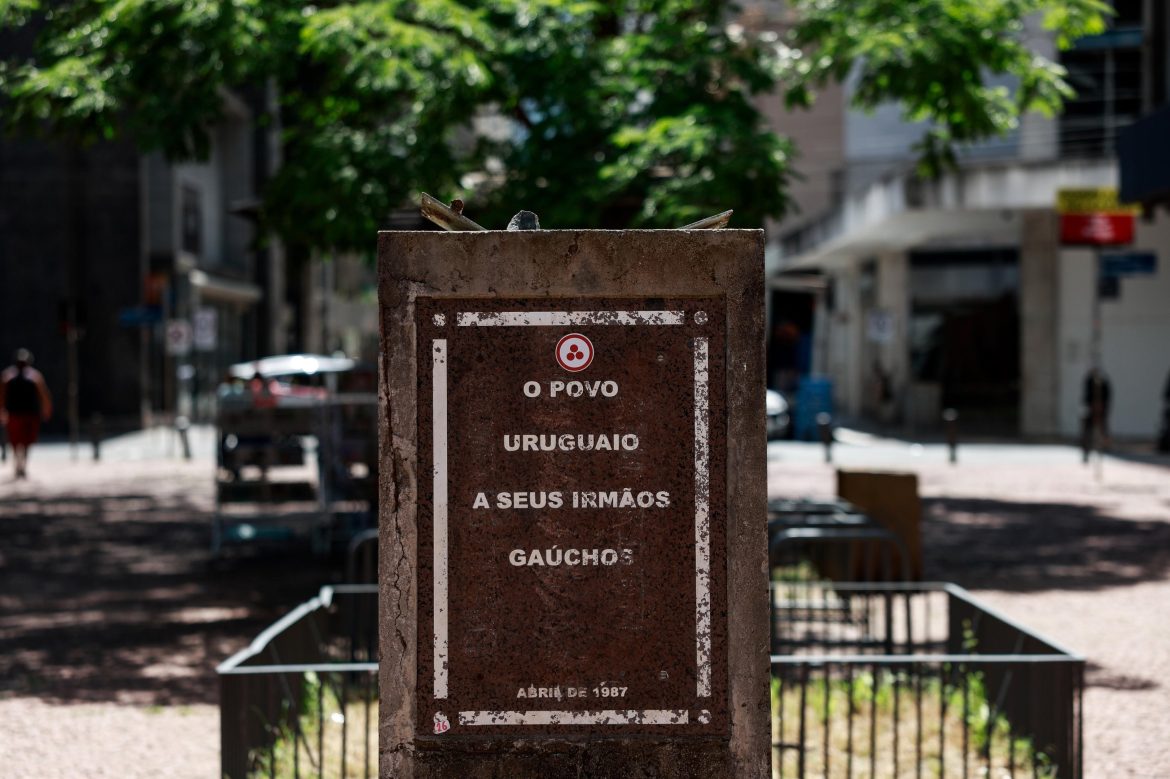 entenda-por-que-monumentos-historicos-sumiram-de-praca-em-porto-alegre