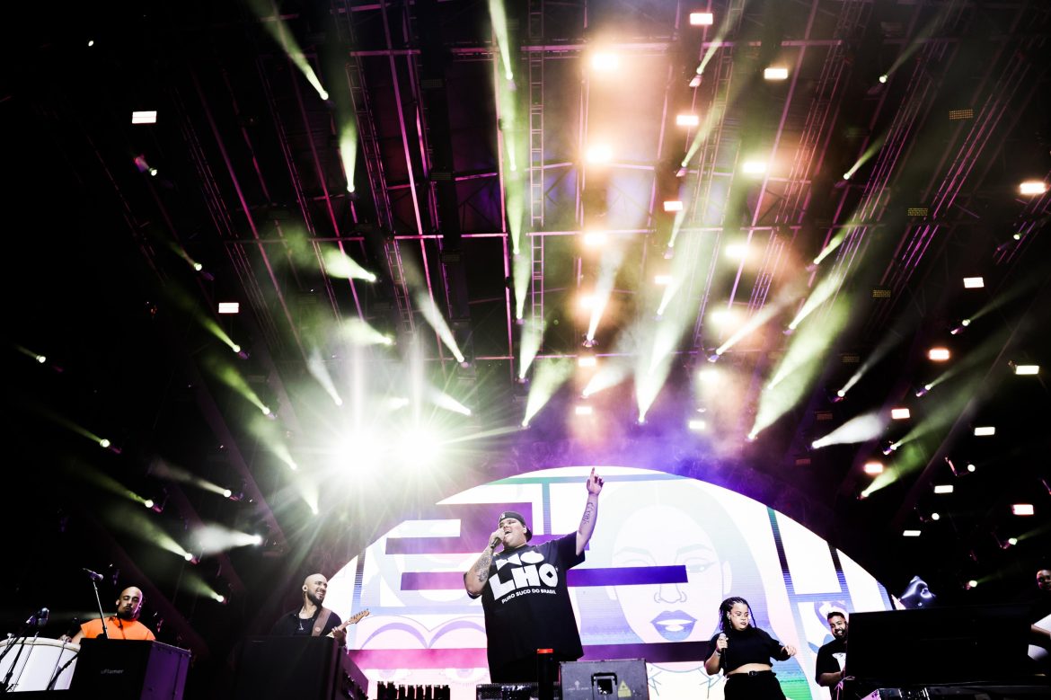 planeta-virou-pagode:-menos-e-mais-dominou-a-madrugada-no-maior-festival-do-sul-do-brasil