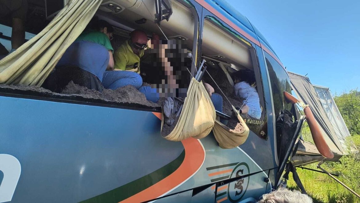 sobreviventes-ficaram-soterrados-por-carga-de-areia-durante-5-horas-ate-serem-resgatados-em-acidente-entre-onibus-e-caminhao-no-rs