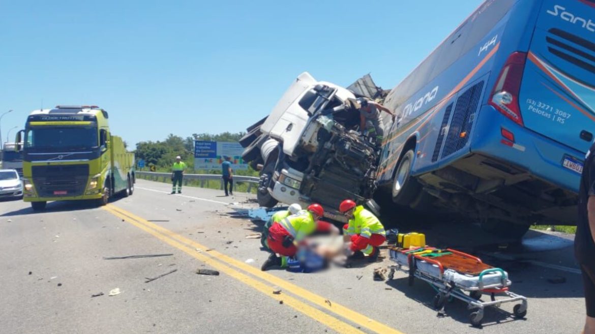video-mostra-momento-de-batida-entre-caminhao-e-onibus-que-deixou-11-mortos-na-br-116,-no-sul-do-rs