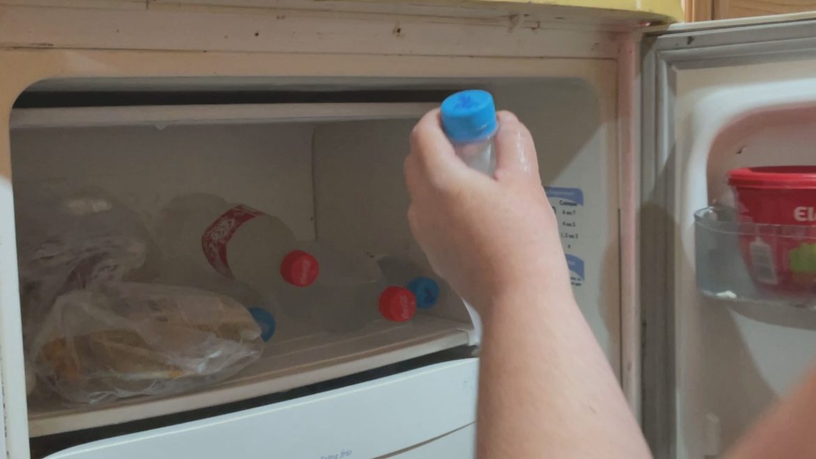 como-e-viver-na-cidade-que-ha-um-ano-convive-com-racionamento-de-agua-no-rs;-‘junta-para-fazer-almoco-e-ja-faz-a-janta’,-conta-moradora