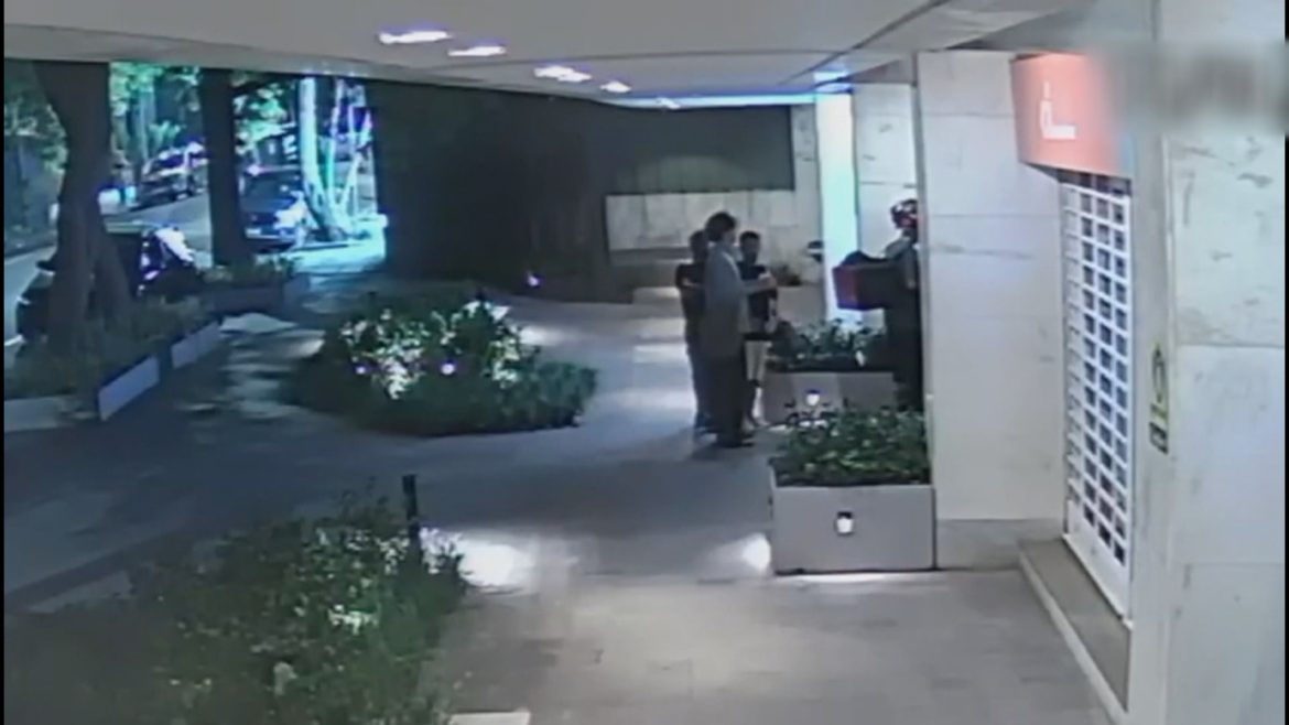 criminoso-usou-disfarce-de-entregador-durante-assalto-a-escritorio-de-advocacia-no-rs,-mostram-imagens