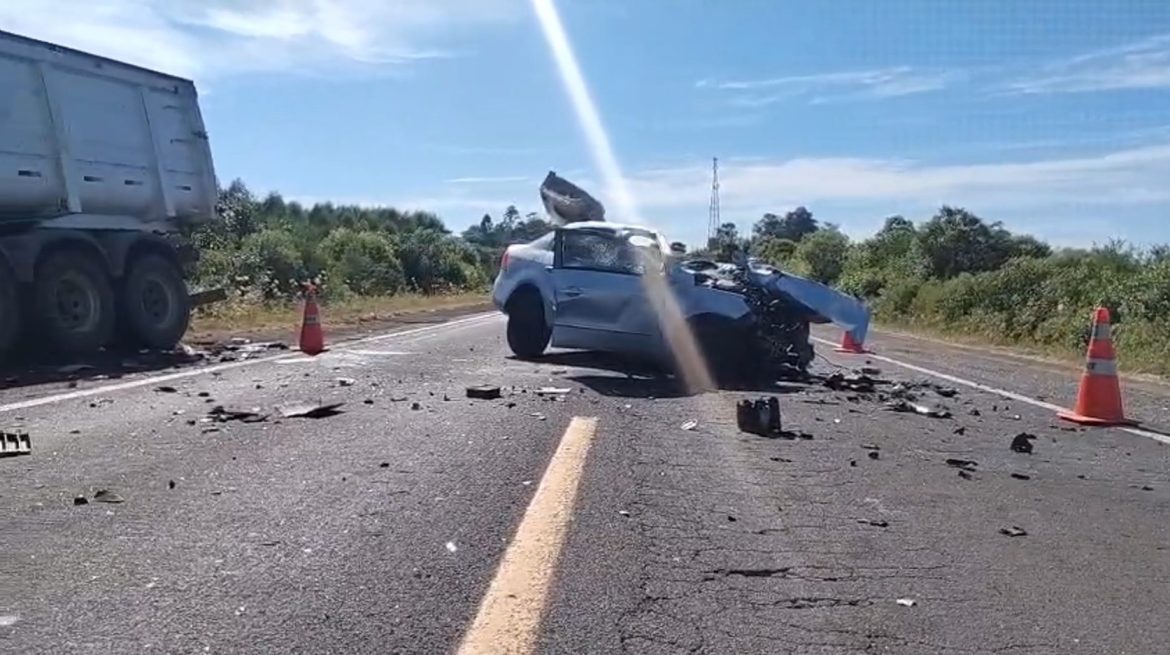 colisao-entre-carro-e-caminhao-deixa-dois-mortos-e-dois-feridos-na-br-290,-em-rosario-do-sul