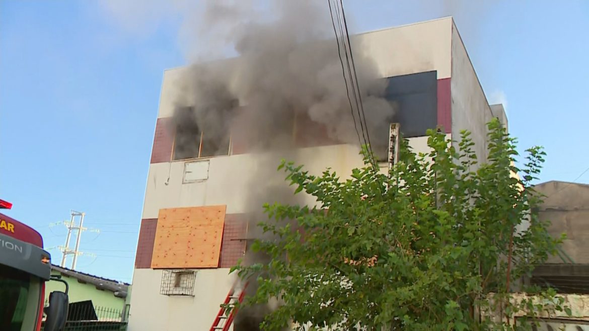 incendio-de-grandes-proporcoes-atinge-predio-comercial-em-porto-alegre