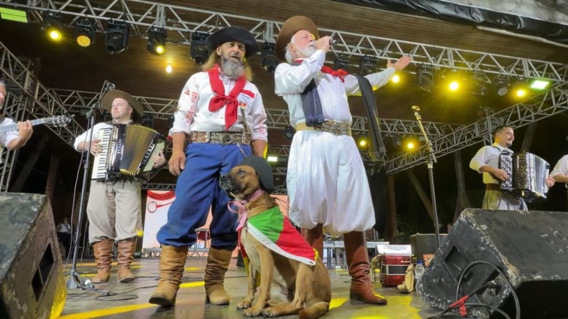 cadela-tradicionalista:-mano-lima-subiu-ao-palco-com-a-mascote-‘catarina’-no-rodeio-internacional-de-vacaria