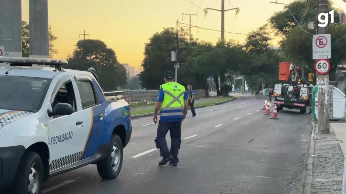 com-chao,-postes-e-placas-energizados,-uma-das-avenidas-mais-importantes-de-porto-alegre-e-bloqueada-para-motoristas-e-pedestres