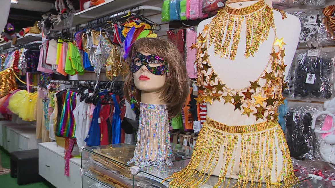 de-r$-1,99-a-r$-360:-demanda-por-itens-de-carnaval-cresce-em-porto-alegre;-saiba-o-que-comprar-do-glitter-aos-kits-completos
