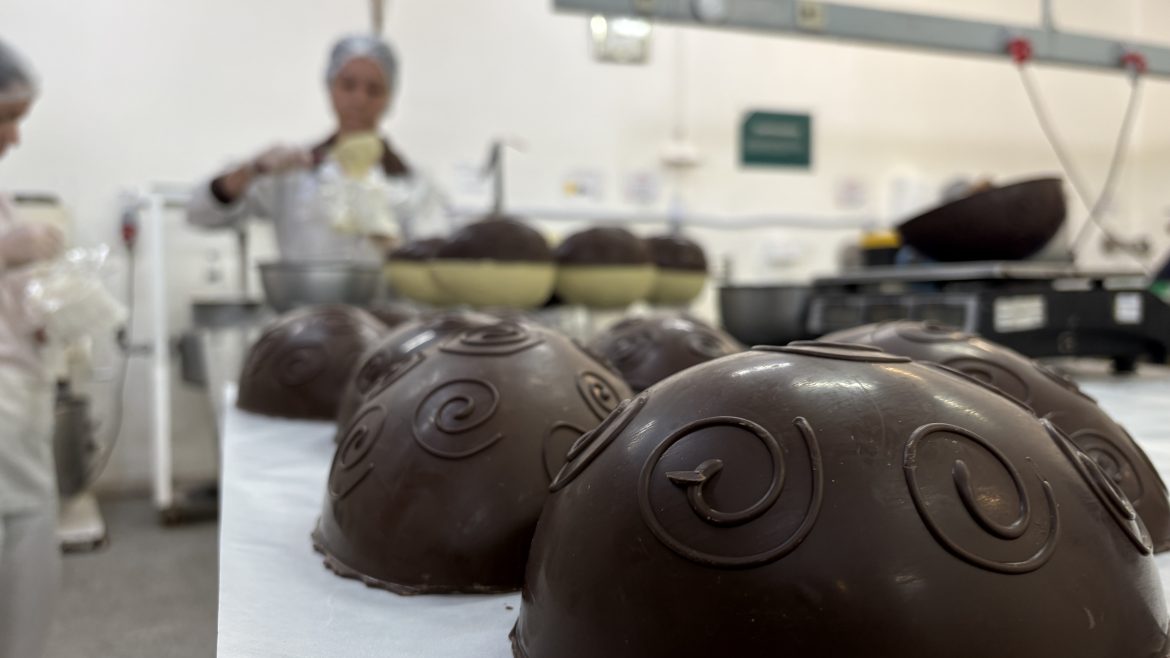 mais-trabalho-para-o-coelhinho!-mesmo-antes-da-pascoa,-producao-de-chocolate-em-gramado-ja-e-20%-maior-do-que-no-ano-passado