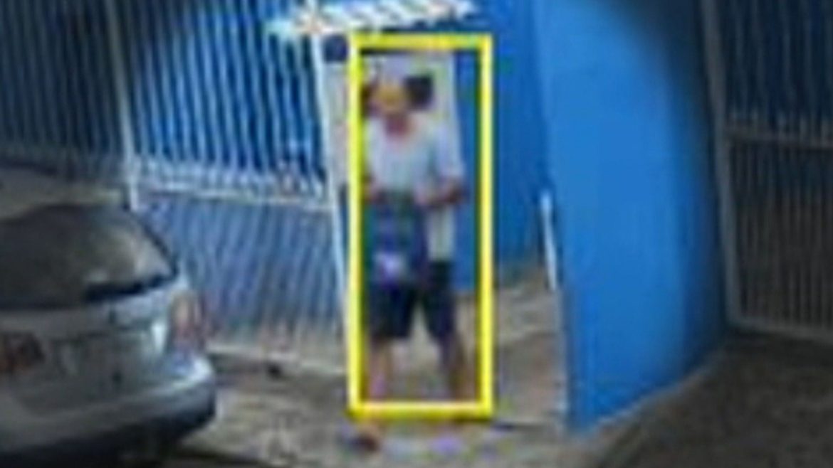 imagens-mostram-suspeito-na-casa-de-familia-tres-dias-apos-desaparecimento-em-cachoeirinha