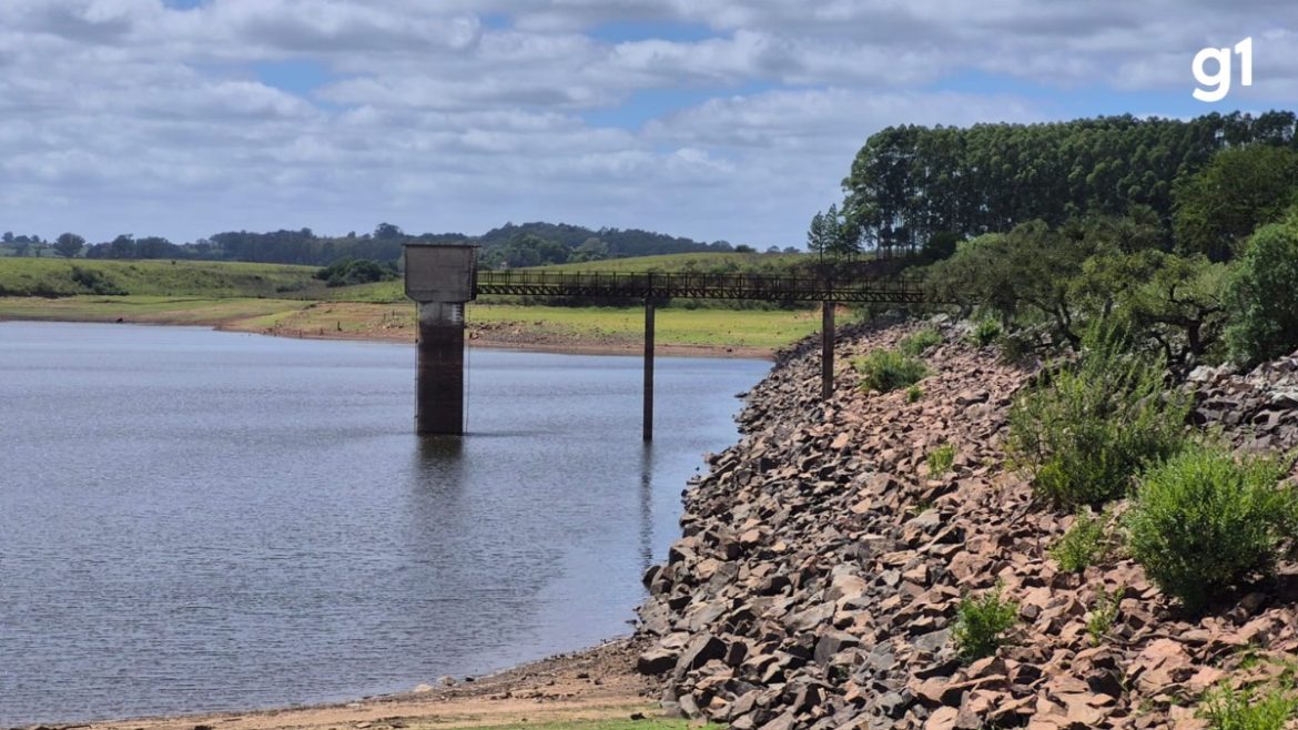 com-reservatorios-muito-abaixo-do-normal-e-sem-previsao-de-chuva,-cidade-do-rs-adota-racionamento-de-agua-por-12-horas-todos-os-dias