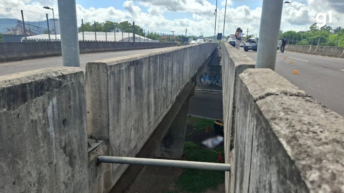 video-mostra-momento-em-que-homem-e-arremessado-de-viaduto-no-rs