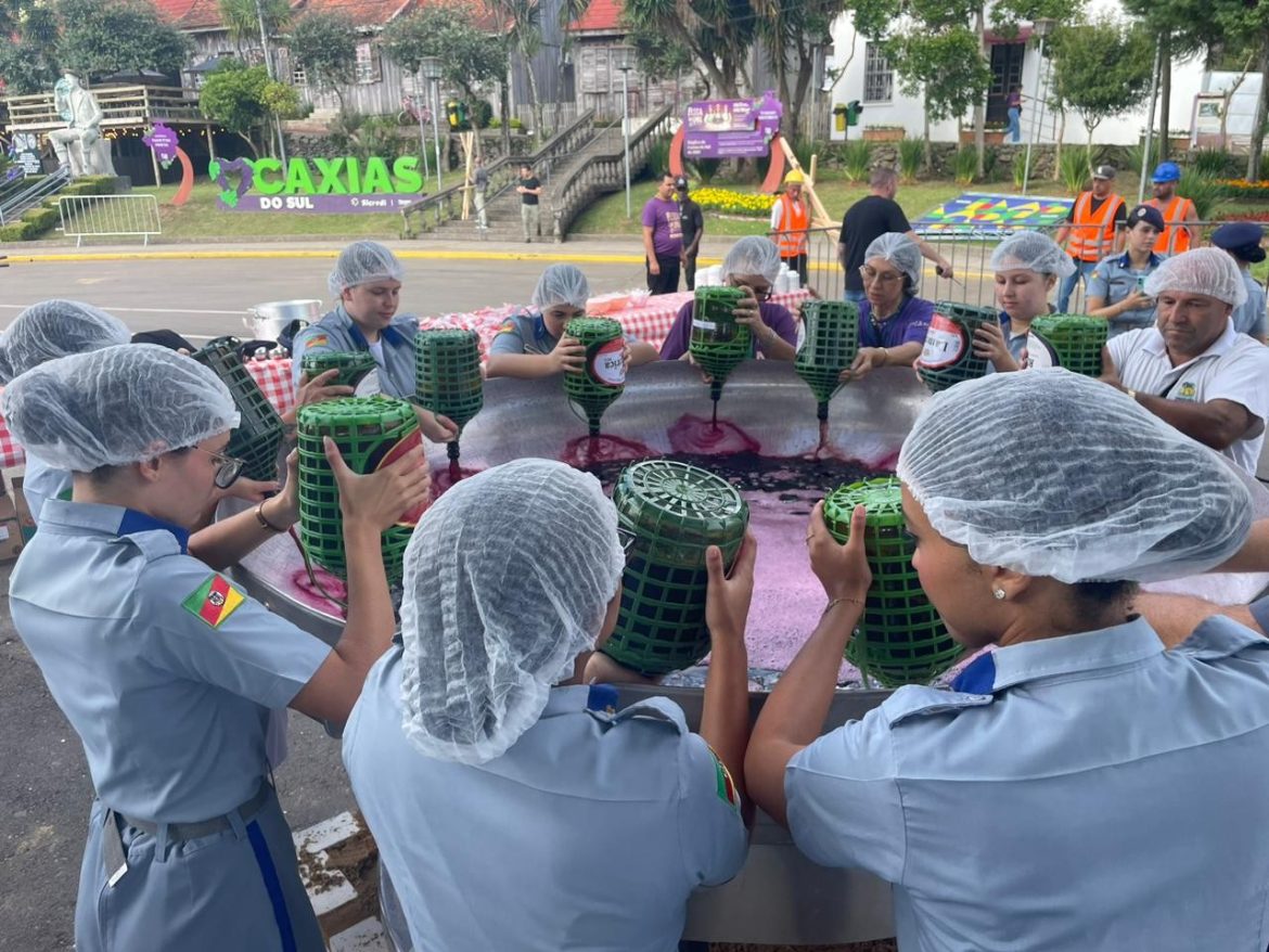 ‘saguzaco’-e-preparado-com-300-litros-de-vinho-durante-a-festa-da-uva,-em-caxias-do-sul