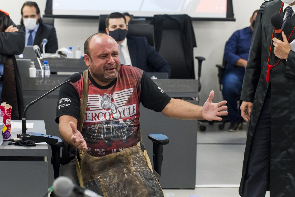 boate-kiss:-justica-concede-liberdade-condicional-a-luciano-bonilha,-assistente-de-banda-condenado-por-incendio-que-matou-242-pessoas