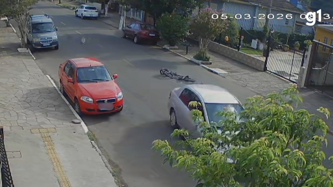 video:-ciclista-morre-a-caminho-do-trabalho-apos-ser-atingido-por-carro-que-invadiu-pista-contraria-no-rs