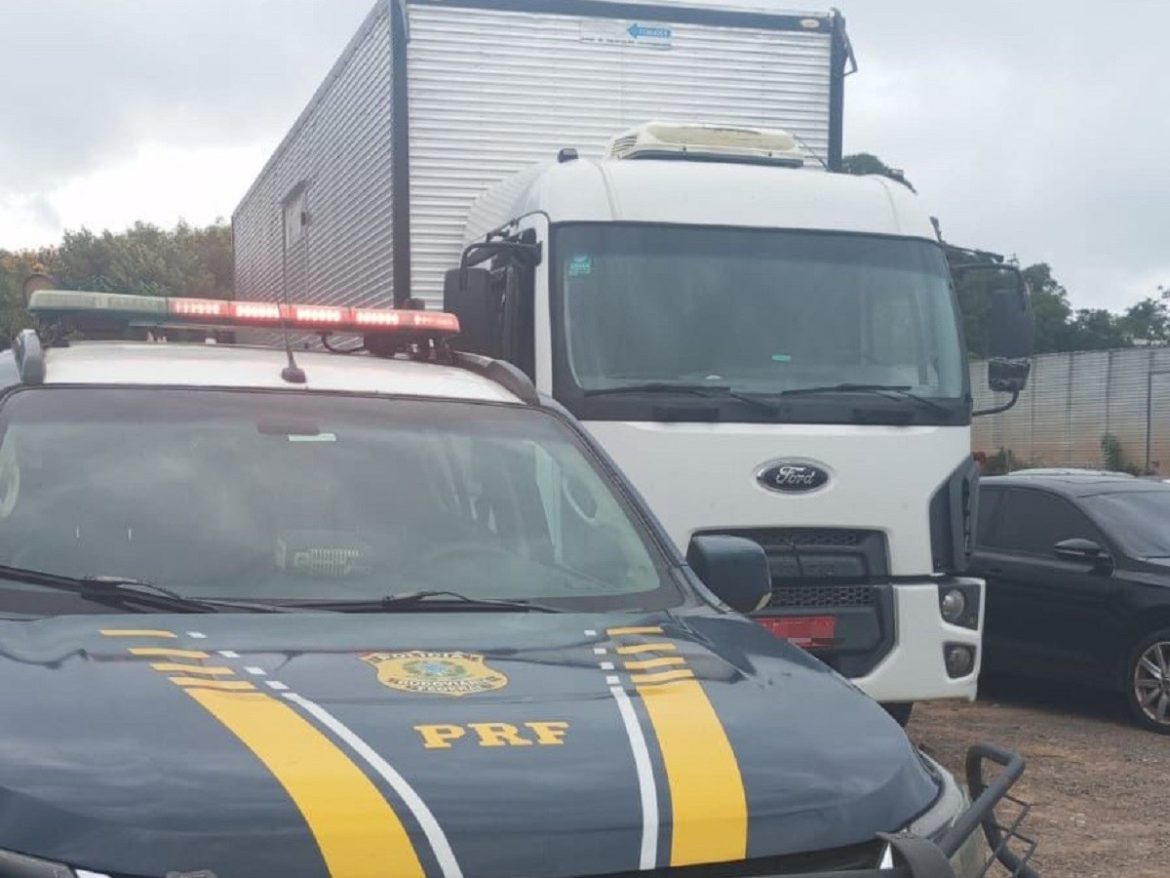 prf-apreende-caminhao-com-mais-de-250-multas-e-r$-80-mil-em-debitos-na-br470,-em-bento-goncalves