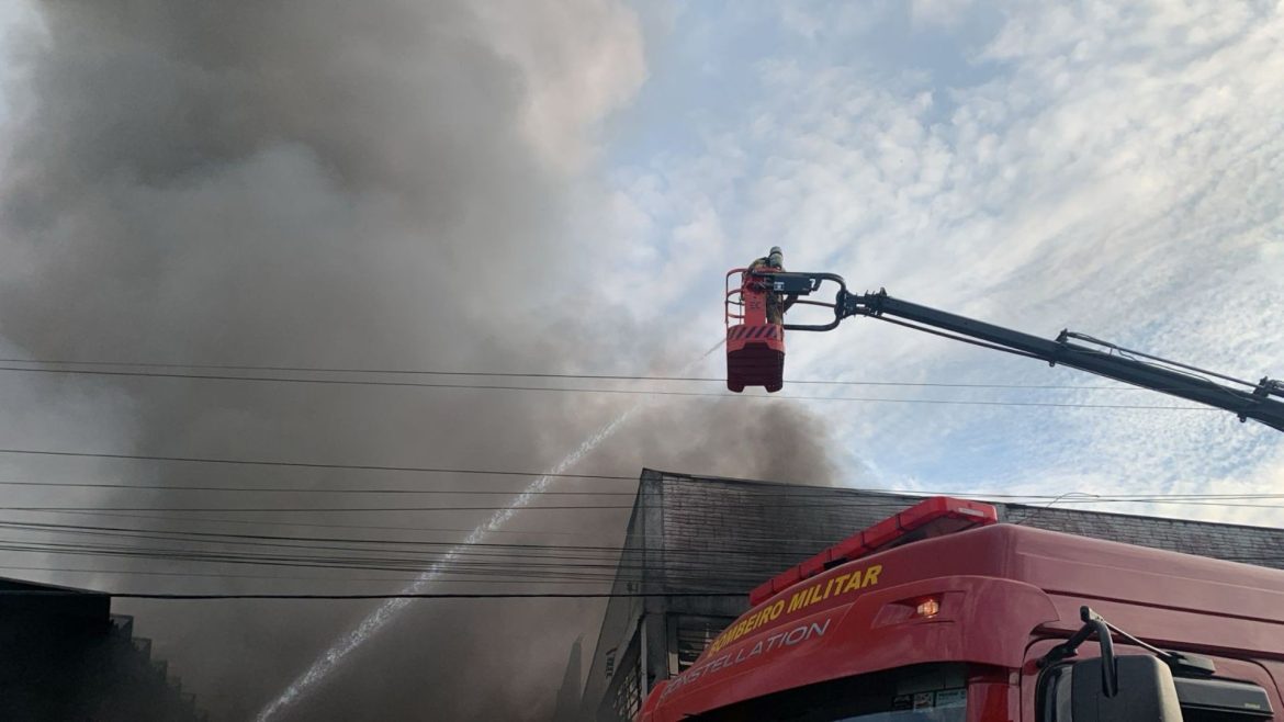 incendio-de-grandes-proporcoes-atinge-deposito-em-novo-hamburgo;-video