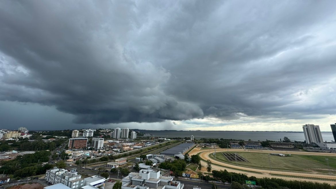 temporal-com-granizo-no-rs-causa-quedas-de-arvores-e-bloqueios-no-transito