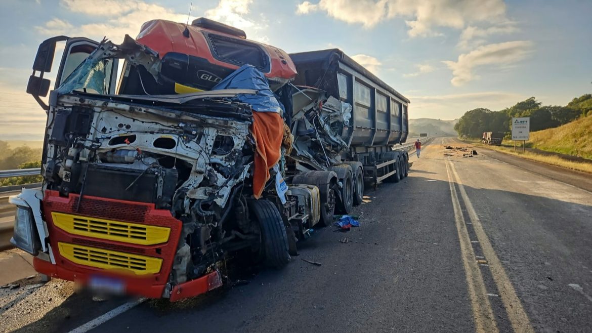 motorista-de-caminhao-com-carga-de-areia-morre-apos-colisao-frontal-em-carreta-na-br-386,-em-soledade