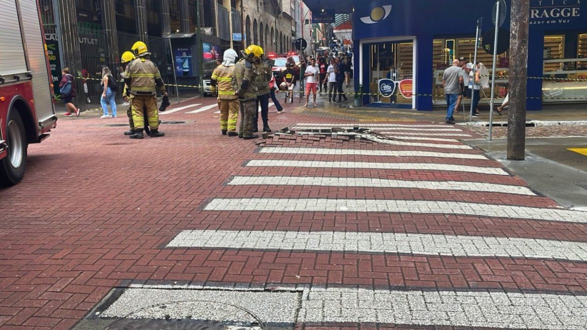 explosao-subterranea-causa-bloqueio-e-falta-de-luz-no-centro-historico-de-porto-alegre