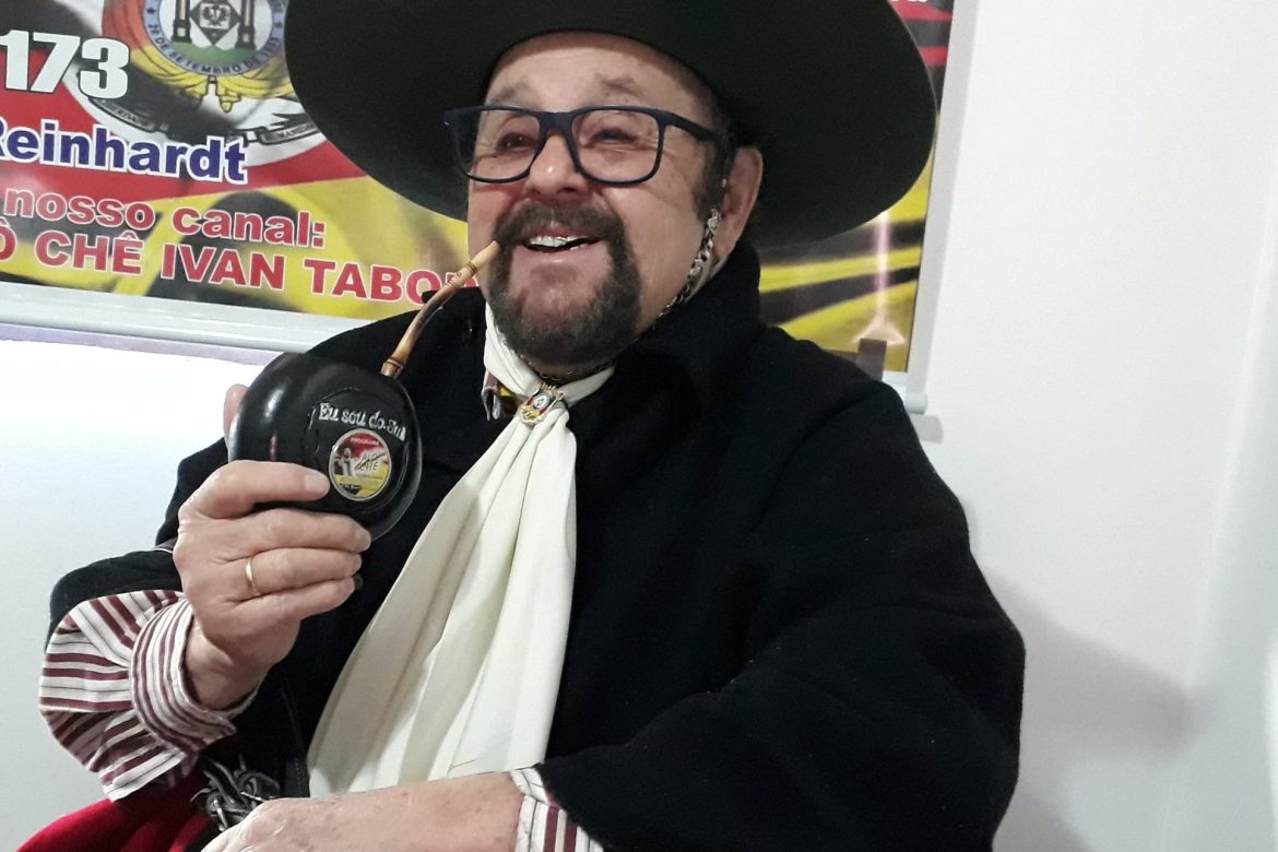 ivan-taborda,-cantor-tradicionalista-gaucho-e-conhecido-pela-propaganda-do-cha-‘coscarque’,-morre-aos-88-anos