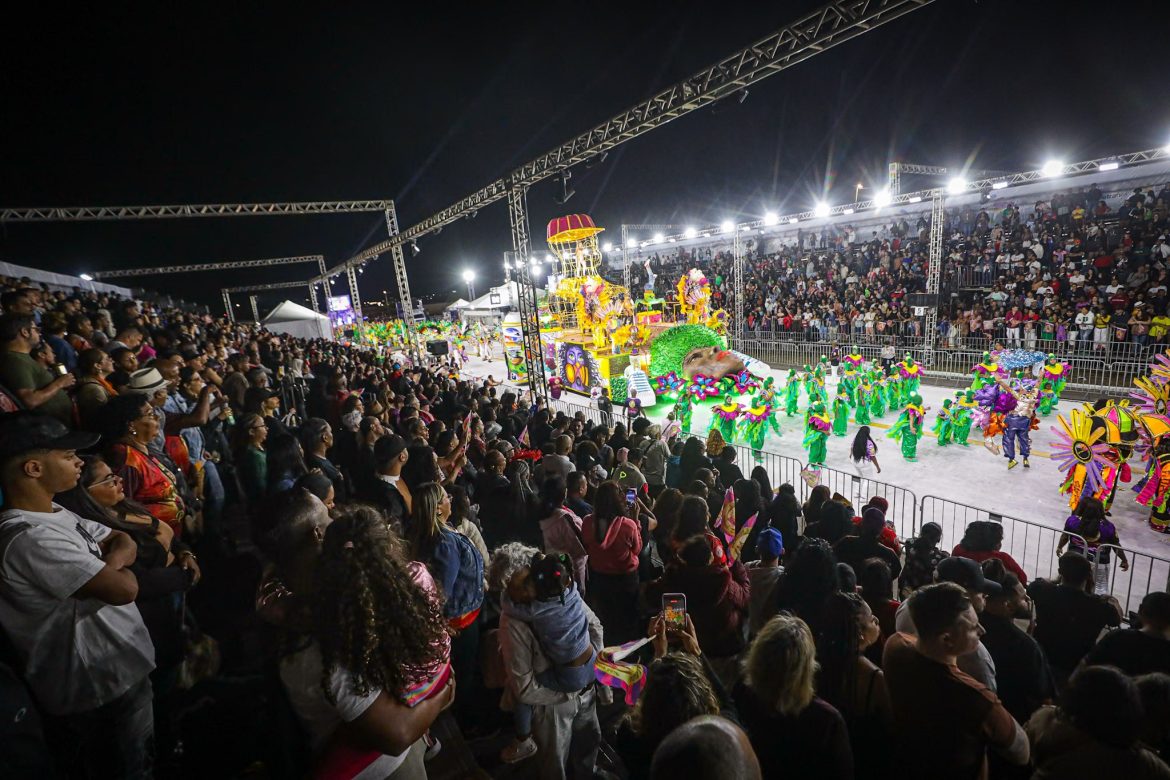 desfiles-do-carnaval-de-porto-alegre-atraem-publico-de-50-mil-pessoas