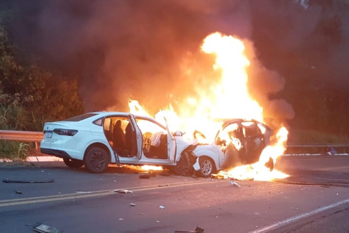 quatro-pessoas-morrem-e-carros-pegam-fogo-apos-colisao-na-br-287
