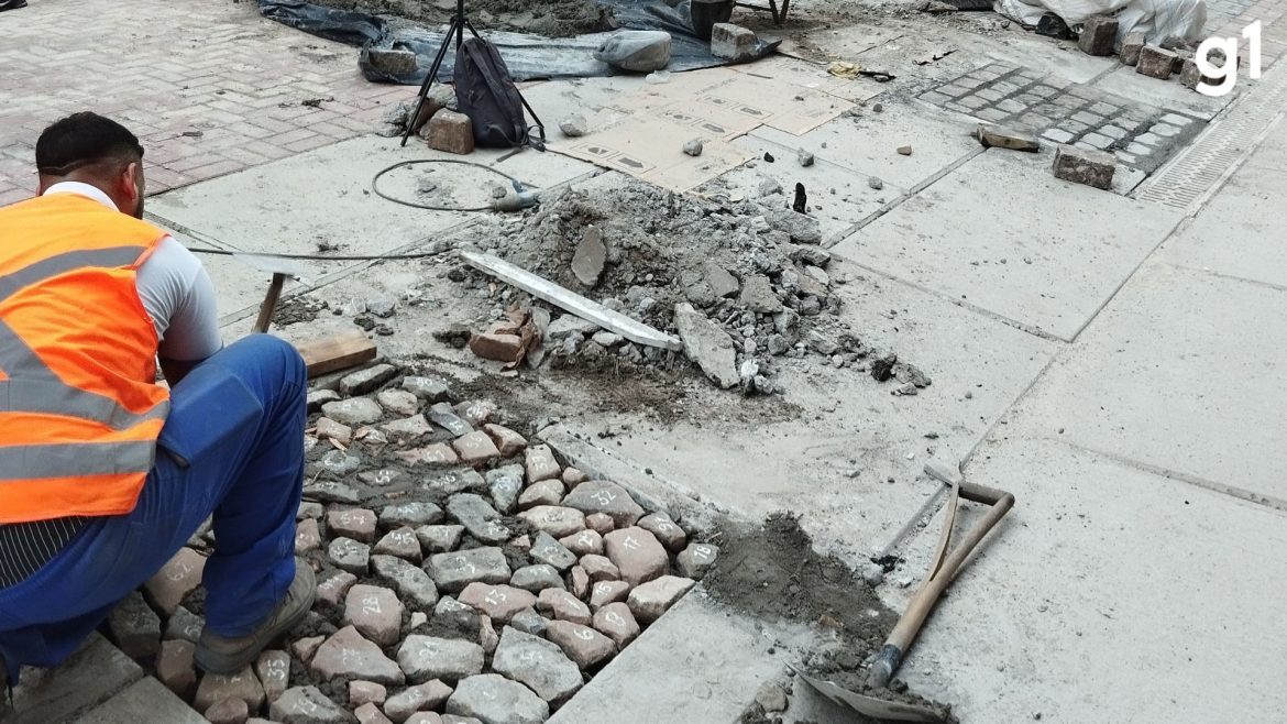 calcamento-antigo-e-revelado-por-obra-e-vira-sitio-arqueologico-aberto-no-centro-historico-de-porto-alegre;-veja-imagens