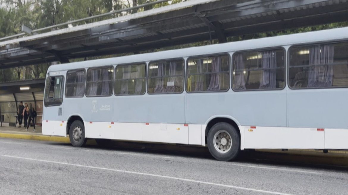 conflito-no-oriente-medio:-dificuldade-em-comprar-diesel-afeta-transporte-publico,-e-cidade-do-rs-reduz-horarios-de-onibus