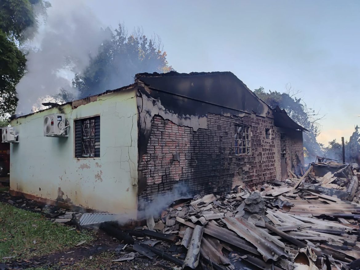 crianca-de-6-anos-morre-em-incendio-no-interior-do-rs;-casa-foi-consumida-pelo-fogo