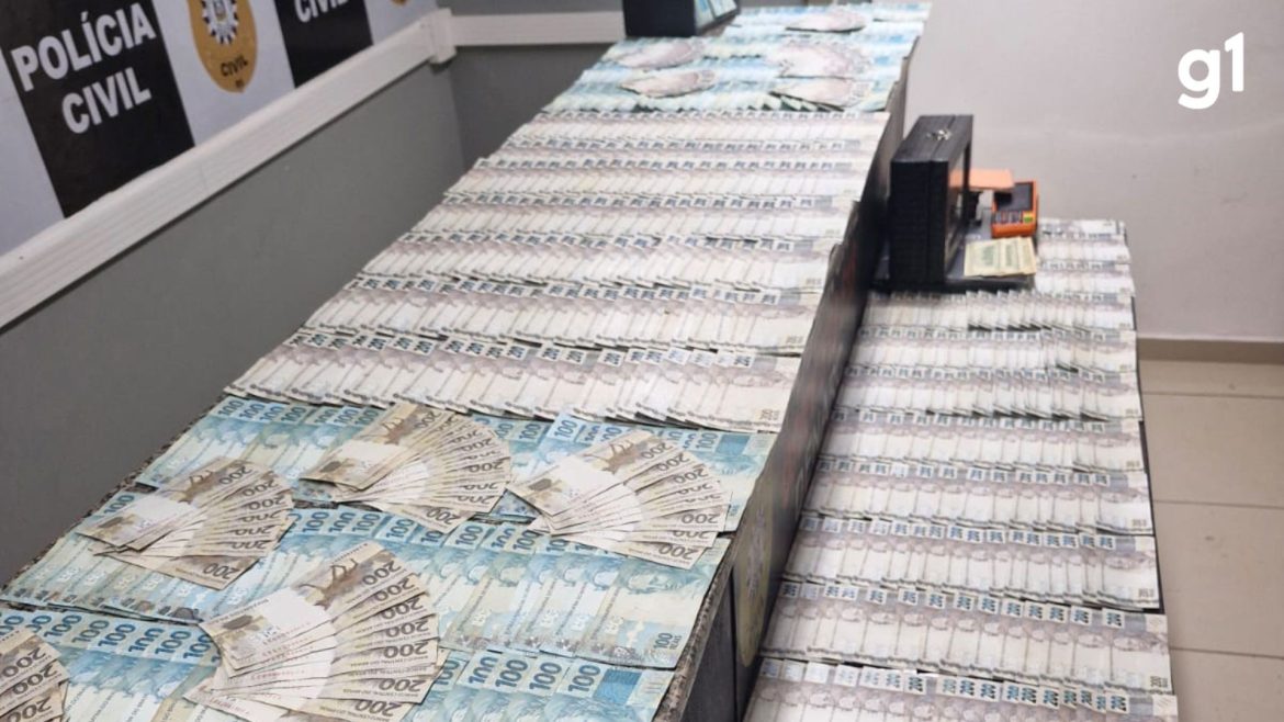 mulher-joga-dinheiro-sobre-telhado-na-tentativa-de-esconder-r$-120-mil-da-policia-em-novo-hamburgo;-video