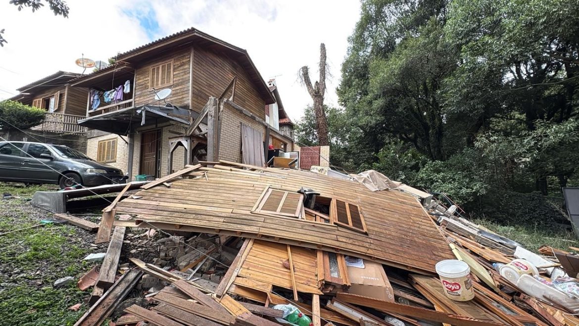 casa-de-dois-andares-desaba,-e-familias-ficam-desalojadas-em-gramado;-nao-ha-feridos
